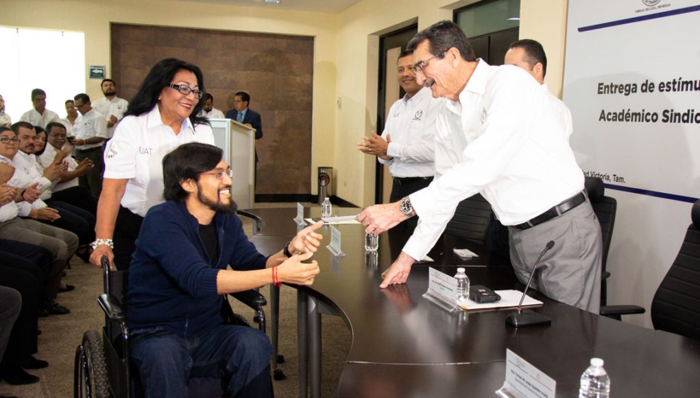 Foto_1_entrega_de_estimulos