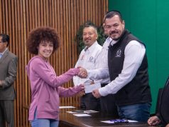 Entrega rector becas a estudiantes hijos de docentes de la UAT