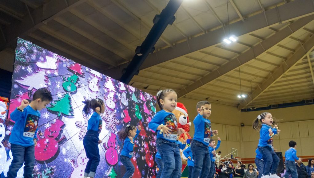 Preside esposa del rector festival navideño de la UAT 2023 (1)