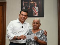 Entrega Lalo Gattás seguro por incendio de vivienda a ciudadana afectada